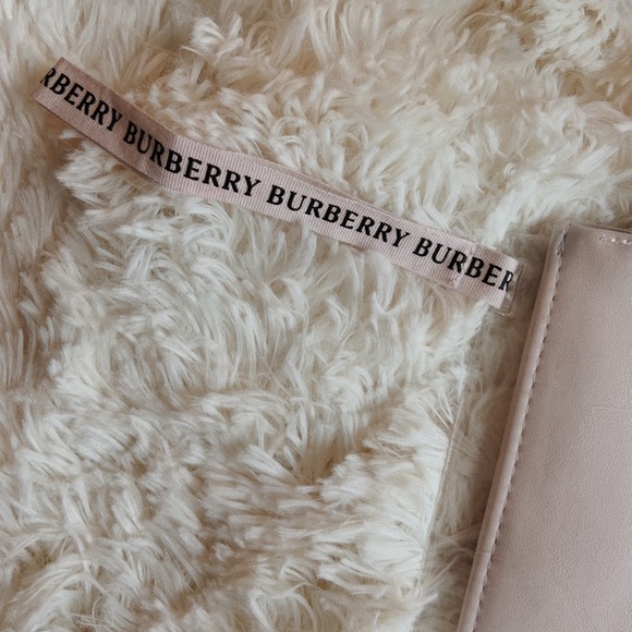 Burberry pouch in baby pink🤍💕 - Picture 3 of 6